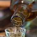 Miniatyrbillede 3 af 7: Snapsebræt i træ med 6 glas