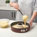 Pikkukuva 6 / 8: Keraaminen uunipannu: kaksi pohjaa kakun ja kakun leivontaan