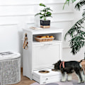 Miniatyrbillede 2 af 10: Foderskab til kæledyr med 2 skåle i rustfrit stål, 3 kroge, kæledyrsfoderskab med opbevaringsskab, åbent rum og vippedør, foderstation til hunde, 61 x