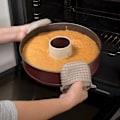 Pikkukuva 2 / 8: Keraaminen uunipannu: kaksi pohjaa kakun ja kakun leivontaan