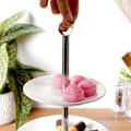 Miniatyrbillede 4 af 9: Elegant serveringsfad i tre niveauer i porcelæn og rustfrit stål