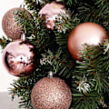 Miniatyrbild 2 av 6: Set med 5 okrossbara julgranskulor i rosa färg
