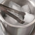 Pikkukuva 7 / 11: Jääsäiliö ruostumatonta terästä kannella ja pihdeillä