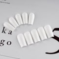 Miniatyrbillede 3 af 5: Frosting Hvid Tryk-På Negle Medium Lange Kvadrat, Solid Farve Kiste Falske Negle Sæt Klassisk Uigennemsigtig Akryl Negle Sæt til Kvinder Piger i 24 STK