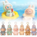 Miniatyrbillede 2 af 7: Pop Mart Labubu The Monsters – Spændende Macaron Plys Nøglering Serie (1 Blind Box, 2.0) Anden Generation