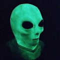 Pikkukuva 5 / 5: REMAKE Hohtava Alien-naamio vihreällä taivutettavalla leluavainrenkaalla