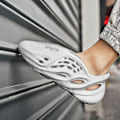 Pikkukuva 4 / 5: REMAKE Uudet Beach Foam Runners -sandaalit unisex valkoinen 39