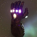 Pikkukuva 5 / 5: REMAKE Thanos-hanskat lapsille Infinity Gauntlet LED-valolla Avengers 4 Cosplay-lelu