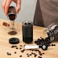 Miniatyrbilde 4 av 5: 90ML Manuell Kvern for Kaffe med Håndtak, Klar Synlig, Bærbar Håndkvern for Kaffe, Reisekvern for Kaffe Bønner, Perfekt Gave for Kaffeelskere