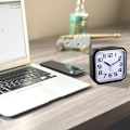 Miniatyrbild 3 av 4: Tyst Icke-Tickande Analog Väckarklocka, Mjuk Väcksignal, Pipsignaler, Volymökning, Snooze- och Ljusfunktioner, Batteridriven, Enkel Inställning, Svart