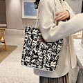 Miniatyrbillede 4 af 5: Sort Canvas Shoppingtaske - Stilren & Rummelig Tote