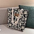 Miniatyrbillede 5 af 5: Sort Canvas Shoppingtaske - Stilren & Rummelig Tote