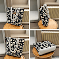 Miniatyrbillede 3 af 5: Sort Canvas Shoppingtaske - Stilren & Rummelig Tote