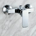 Miniatyrbild 1 av 5: Badrum och WC Modern krom väggmonterad duschblandare med duschmunstycke för kallt och varmt vatten
