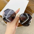 Pikkukuva 6 / 7: 2024 Luksusmuotisuunnittelija Mukautettu 2024 Aurinkolasit Naiset Sävyt Kehyksetön Leikkauslinssi Aurinkolasit Timantti Aurinkolasit C7 Fashion Sunglasses