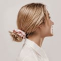 Miniatyrbilde 4 av 5: En hvit silke scrunchie hårringer kvinners hestehaleholder hårba