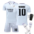 Pikkukuva 4 / 11: Real Madridin kotipaita 22-23, numerot 9 Benzema, 10 Modric, 20 Vinicius ja 1 Size 9 with socks #20