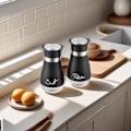 Pikkukuva 2 / 5: Suola- ja pippuripurkit Suola- ja pippurimyllyt Suola- ja sarja Suolakannu Suolapannu Keittiötarvikkeet (musta) Black
