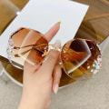 Miniatyrbillede 2 af 7: 2024 Luksus Designer Fashion Custom 2024 Solbriller Kvinder Shades Rimless Skærende Linse Solbriller Diamant Solbriller F2 Fashion Sunglasses