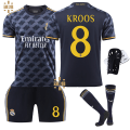Pikkukuva 5 / 11: 23-24 Real Madrid vierasjalkapalloasu No. 7 Vinicius 5 Bellingham 10 Modric lasten pelipaita setti Size 15 socks XS