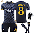 Pikkukuva 5 / 11: 23-24 Real Madrid vierasjalkapalloasu No. 7 Vinicius 5 Bellingham 10 Modric lasten pelipaita setti Size 4 Protective Gear with Socks XL