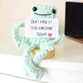 Miniatyrbild 2 av 5: Roliga positiva grodor Mini virkade grodor med positiva affirmationskort för inspirerande nyhetsgåvor och festdekorationer B
