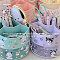 Miniatyrbild 5 av 5: Kawaii Kuromi roterbar pennhållare Anime My Melody Cinnamoroll Pompompurin borsthållare Pochacco arrangör kontorsmaterial Kuromi