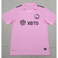 Miniatyrbilde 5 av 5: 2023 2024 Inter Miami Fotballdrakt 23 24 ESSI 10# Rosa Svart Drakt Uniformer Beckham Hjemme Borte Barn Sett En's Fotballdrakter Borte/Fans Versjon away/fans version M