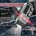 Miniatyrbilde 3 av 5: Vevradio med Solcellepanel, Lommelykt og 2000mAh Powerbank SOS Rød