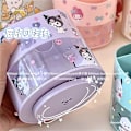 Miniatyrbilde 3 av 5: Kawaii Kuromi roterende penneholder Anime My Melody Cinnamoroll Pompompurin penselbeholder Pochacco arrangør stasjonær Cinnamon roll