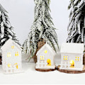 Miniatyrbillede 2 af 7: Julelandsbyer med snedække, Julelandsbyhus hvid, Julepynt med lys white