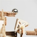 Miniatyrbild 3 av 4: Robotime trä 3D kulbana med 233 bitars pussel