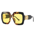 Pikkukuva 4 / 7: 2024 uudet Think Frames -neliönmuotoiset aurinkolasit naisille - ylisuuret luksusaurinkolasit tukkumyynti Metalliset lisävarusteet mukautettu logo c4 sunglassses