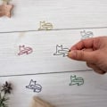 Miniatyrbillede 4 af 5: 100 stk. søde katteklips, forskellige farver søde sjove katteformede bogmærkeklips til katteelskere festkort invitationer scrapbøger, notesbog ed