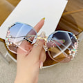 Pikkukuva 5 / 7: 2024 Luksusmuotisuunnittelija Mukautettu 2024 Aurinkolasit Naiset Sävyt Kehyksetön Leikkauslinssi Aurinkolasit Timantti Aurinkolasit C6 Fashion Sunglasses