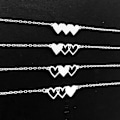 Pikkukuva 3 / 5: 3 kpl titaaniteräskaulakorua, Three Sisters of Hearts -kaulakoru Silver