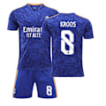 Miniatyrbillede 1 af 11: 21-22 Real Madrid udebane kongeblå nr. 9 Benzema trøje nr. 20 Vinicius 10 Modric 8 Kroos Real Madrid away number 8 24#
