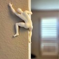 Miniatyrbilde 5 av 5: Industriell harpiks klatrende mann veggskulptur - Unik kinetisk kunst for moderne innredning og klatreentusiaster Left