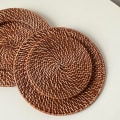 Miniatyrbilde 6 av 8: Sett med 4 rustikke rotting-laderplater - 13 tommers rundvevde ladere for bryllup, festdekor - Elegant middagsbordtilbehør i brunt White 1pcs