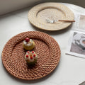 Miniatyrbillede 2 af 8: Sæt med 4 rustikke rattan opladerplader - 13 tommer rundvævede opladere til bryllup, festindretning - Elegant tilbehør til middagsbord i brun White 1pcs