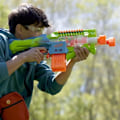 Miniatyrbild 3 av 6: Nerf Elite 2.0 Double Punch Motorized Blaster, snabba fram- och återgående pipor, 50 Nerf Elite Dart, 2 10-Dart magasin, från 8 Flerfärgad