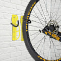 Miniatyrbild 2 av 6: Relaxdays Väggfäste för cykel, set om 2, hopfällbar, bär upp till 25 kg, vertikal väggmontering, gul Gul svart