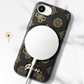 Miniatyrbild 3 av 5: Coque MagSafe för iPhone 16e Tryckt Pion Skript Logotyp i relief Guess Svart