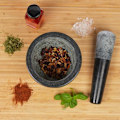 Miniatyrbild 6 av 6: Relaxdays Mortel i granit med stöt, robust, för kryddor, örter, mortel i polerad sten, d. 13 cm, 500 ml, grå svart