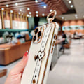Miniatyrbilde 4 av 5: Søtt deksel til iPhone 15 Plus, Søtt kjærlighets-hjerte for jenter Kvinner Luksus Plating Kant Støtfanger Myk TPU Støtsikkert Deksel med Håndleddsrem Stativ