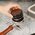 Miniatyrbillede 2 af 4: 304 Rustfrit Stål Espresso Pulver Fordeler Valnød Låg Kaffe Leveler Justerbar Dybde Espresso
