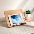Miniatyrbillede 1 af 4: \"Holdbar\" Alsidig Telefon- & Tablet Holder i Træ med Sikker Trykstang - Ideel til Bøger, Billeder & Mere
