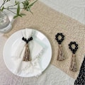 Miniatyrbillede 3 af 4: Servietringe Sæt med 6, Servietringe i Træ, Elastiske Servietringe med Træperler og Kvast, Boho Servietringe