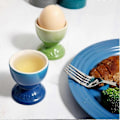 Miniatyrbilde 3 av 5: Enkel fargerik sett med 6 eggkopper med base, fargerik eggbeholder, frokosttilbehør, steintøy servise, eggestativ