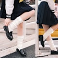 Pikkukuva 2 / 5: Japanilaiset naisten palmikkoneulotut säärystimet, suloinen rusetti Lolita-tyyliin, opiskelijoiden yksiväriset jalkasuojat, virkatut raidalliset pohjesukat, kierretty musta